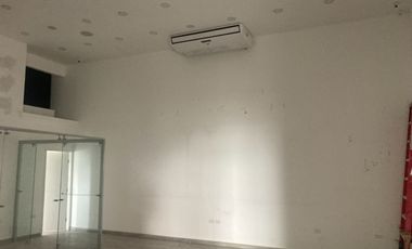 Alquilo oficina/bodega comercial en La Bahia Edificio Comercial El Dorado, centro de Guayaquil.