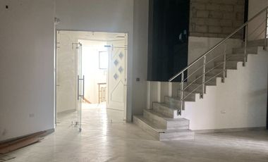 Alquilo oficina/bodega comercial en La Bahia Edificio Comercial El Dorado, centro de Guayaquil.