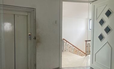 Alquilo oficina/bodega comercial en La Bahia Edificio Comercial El Dorado, centro de Guayaquil.
