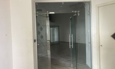 Alquilo oficina/bodega comercial en La Bahia Edificio Comercial El Dorado, centro de Guayaquil.