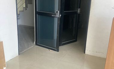 Alquilo oficina/bodega comercial en La Bahia Edificio Comercial El Dorado, centro de Guayaquil.