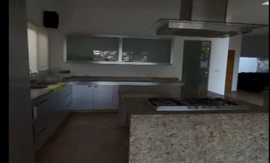CASA EN VENTA. FRACCIONAMIENTO LOMAS DE COCOYOC. MORELOS