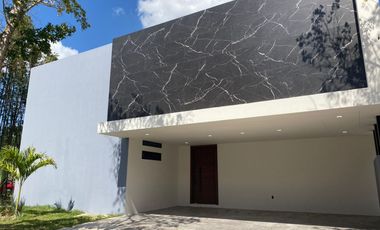 casa en venta en Yucatán Country Club , Mérida acabados de lujo y campo de golf