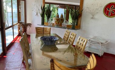 Casa estilo Barragán en privada con seguridad 24h, alberca y jardín en zona residencial de Cuernavaca