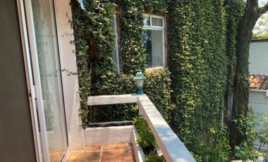 Casa estilo Barragán en privada con seguridad 24h, alberca y jardín en zona residencial de Cuernavaca