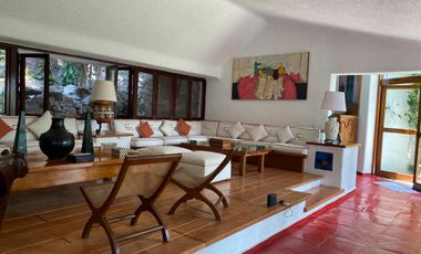 Casa estilo Barragán en privada con seguridad 24h, alberca y jardín en zona residencial de Cuernavaca