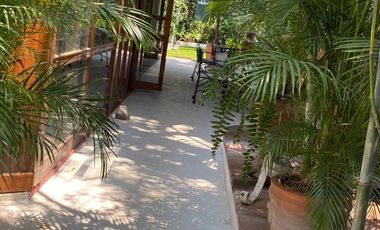 Casa estilo Barragán en privada con seguridad 24h, alberca y jardín en zona residencial de Cuernavaca