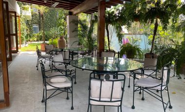 Casa estilo Barragán en privada con seguridad 24h, alberca y jardín en zona residencial de Cuernavaca