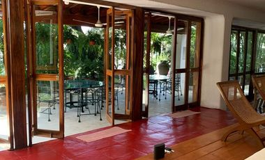 Casa estilo Barragán en privada con seguridad 24h, alberca y jardín en zona residencial de Cuernavaca
