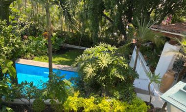 Casa estilo Barragán en privada con seguridad 24h, alberca y jardín en zona residencial de Cuernavaca