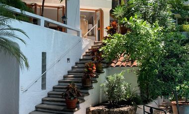 Casa estilo Barragán en privada con seguridad 24h, alberca y jardín en zona residencial de Cuernavaca
