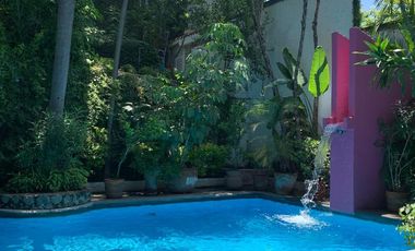 Casa estilo Barragán en privada con seguridad 24h, alberca y jardín en zona residencial de Cuernavaca