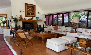 Casa estilo Barragán en privada con seguridad 24h, alberca y jardín en zona residencial de Cuernavaca