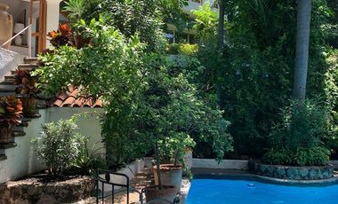 Casa estilo Barragán en privada con seguridad 24h, alberca y jardín en zona residencial de Cuernavaca