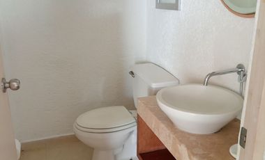 CASA EN RENTA AMUEBLADA TRES RECAMARAS CON JARDIN  METEPEC