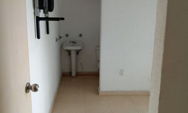 CASA EN RENTA AMUEBLADA TRES RECAMARAS CON JARDIN  METEPEC