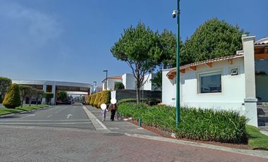 CASA EN RENTA AMUEBLADA TRES RECAMARAS CON JARDIN  METEPEC