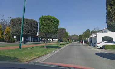 CASA EN RENTA AMUEBLADA TRES RECAMARAS CON JARDIN  METEPEC