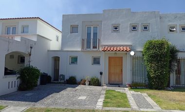 CASA EN RENTA AMUEBLADA TRES RECAMARAS CON JARDIN  METEPEC