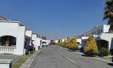 CASA EN RENTA AMUEBLADA TRES RECAMARAS CON JARDIN  METEPEC