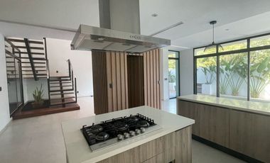 CASA EN RENTA EN BOSQUES DE BAMBU CON PANELES SOLARES