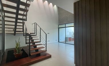 CASA EN RENTA EN BOSQUES DE BAMBU CON PANELES SOLARES