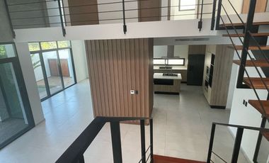 CASA EN RENTA EN BOSQUES DE BAMBU CON PANELES SOLARES