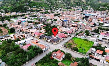 EN VENTA CASA EN EL CENTRO DE PAUTE.