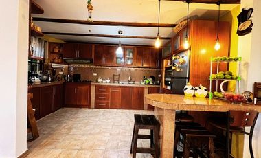 EN VENTA CASA EN EL CENTRO DE PAUTE.