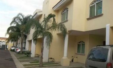 PRECIOSA Y AMPLIA CASA, EXCELENTE UBICACIÓN MUY CERCA DEL CENTRO DE ZAPOPAN Y DEL COLÉGIO DEL AIRE -NO CRÉDITOS-