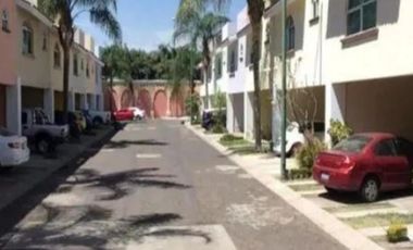 PRECIOSA Y AMPLIA CASA, EXCELENTE UBICACIÓN MUY CERCA DEL CENTRO DE ZAPOPAN Y DEL COLÉGIO DEL AIRE -NO CRÉDITOS-