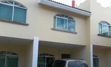 PRECIOSA Y AMPLIA CASA, EXCELENTE UBICACIÓN MUY CERCA DEL CENTRO DE ZAPOPAN Y DEL COLÉGIO DEL AIRE -NO CRÉDITOS-