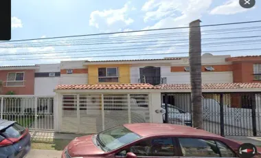 Casa en Oportunidad en Tlaquepaque – A 3 Cuadras del ITESO, ¡Inversión Ideal!