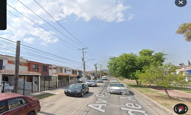 Casa en Oportunidad en Tlaquepaque – A 3 Cuadras del ITESO, ¡Inversión Ideal!
