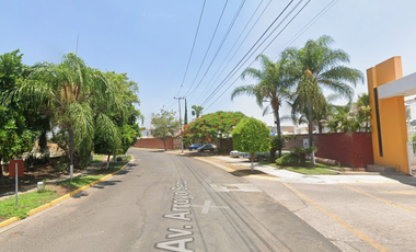 No es una casa, es el acceso a una oportunidad exclusiva!! Venta de Casa en Remate Bancario en Av. Arroyo Seco, San Pedro Tlaquepaque, JAL.