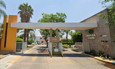 No es una casa, es el acceso a una oportunidad exclusiva!! Venta de Casa en Remate Bancario en Av. Arroyo Seco, San Pedro Tlaquepaque, JAL.