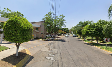 No es una casa, es el acceso a una oportunidad exclusiva!! Venta de Casa en Remate Bancario en Av. Arroyo Seco, San Pedro Tlaquepaque, JAL.