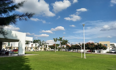 No es una casa, es el acceso a una oportunidad exclusiva!! Venta de Casa en Remate Bancario en Av. Arroyo Seco, San Pedro Tlaquepaque, JAL.