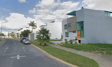 No es una casa, es el acceso a una oportunidad exclusiva!! Venta de Casa en Remate Bancario EN VALLE IMPERIAL ZAPOPAN JAL.