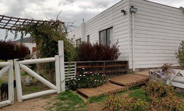 LINDA PARCELA CON 2 CASAS EN CONDOMINIO CONSOLIDADO