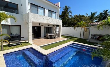 Renta Vacacional - Amplia Villa con Terraza, Alberca y Jardín