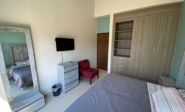 Renta Vacacional - Amplia Villa con Terraza, Alberca y Jardín