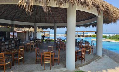 Renta Vacacional - Amplia Villa con Terraza, Alberca y Jardín