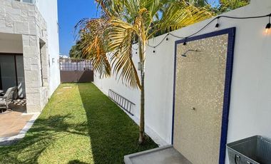 Renta Vacacional - Amplia Villa con Terraza, Alberca y Jardín