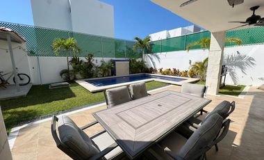 Renta Vacacional - Amplia Villa con Terraza, Alberca y Jardín