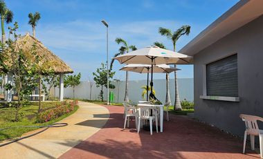 Renta Vacacional - Amplia Villa con Terraza, Alberca y Jardín
