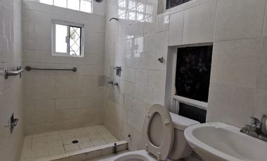 En Renta, Amplio y versátil primer piso frente a parque contry abajo