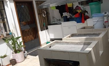 Casa con seis departamentos,de venta, de dos dormitorios Sector Avenida del Maestro Rumiñahui de oportunidad, buen rentabilidad