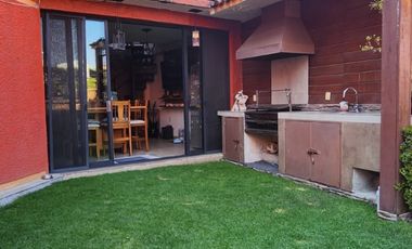 Excelente casa con jardín privado