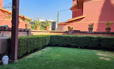 Excelente casa con jardín privado
